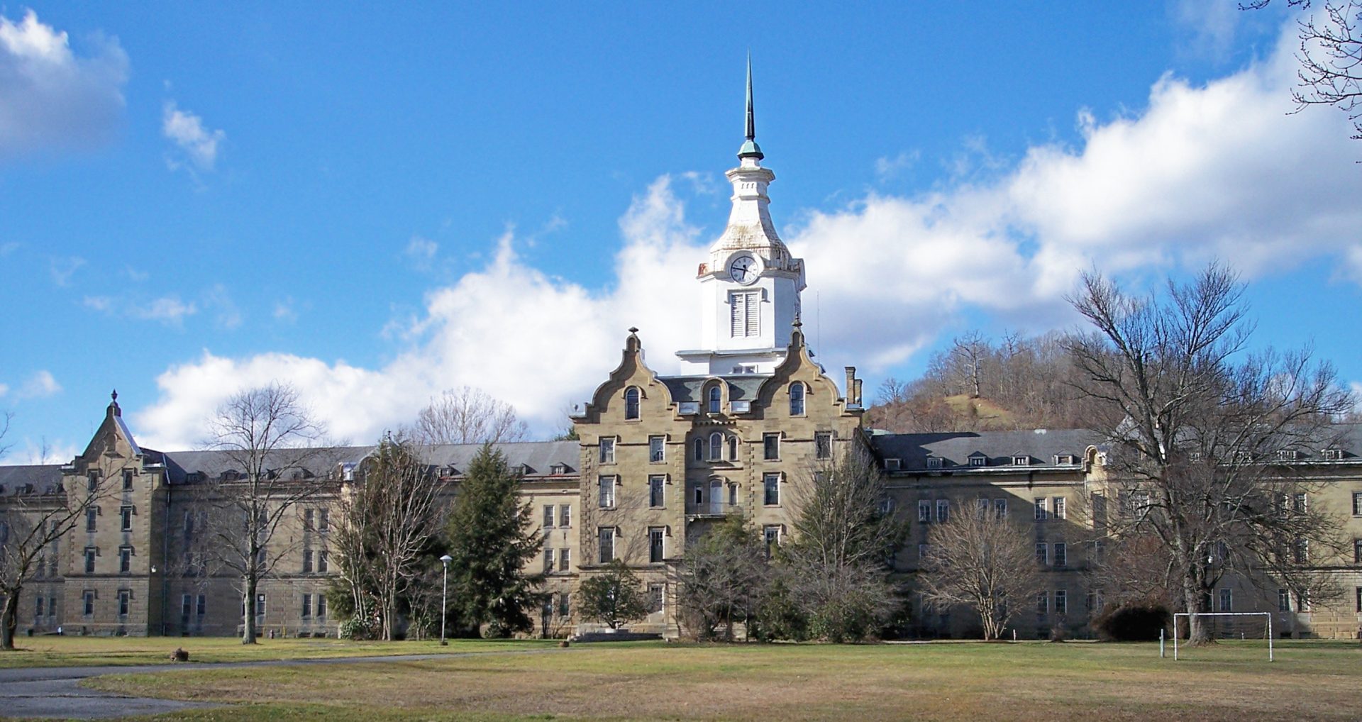 Weston State Hospital: By Tim Kiser (w:User:Malepheasant) - Self-photographed, CC BY-SA 2.5, https://commons.wikimedia.org/w/index.php?curid=1702931